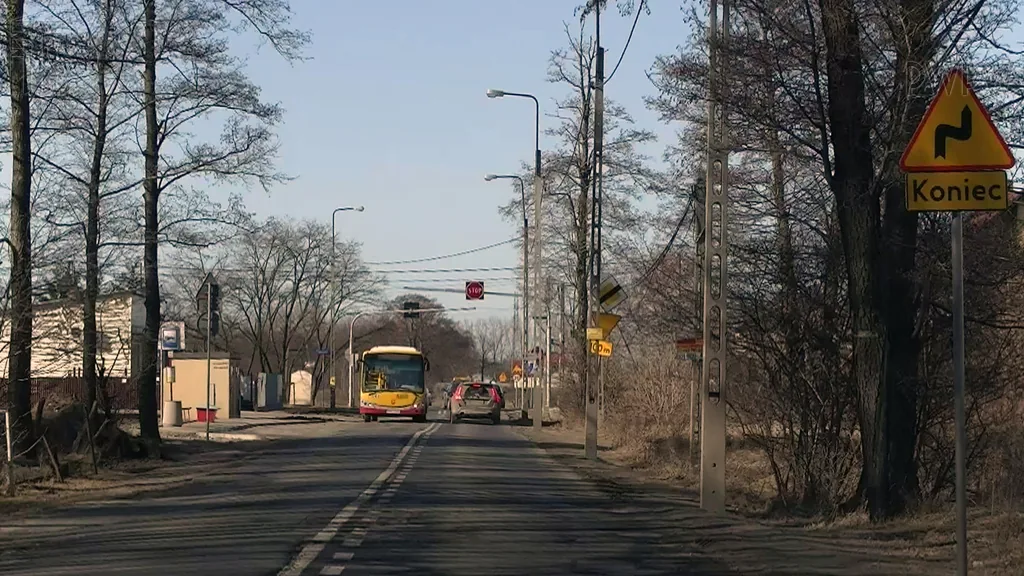 Zdjęcie do pytania: Czy umieszczona pod widocznym znakiem tabliczka oznacza koni...